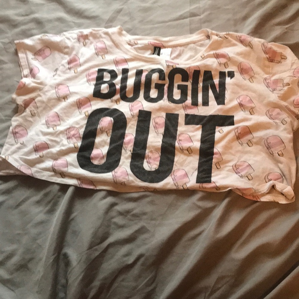 A graphic Corp top shirt sleeved